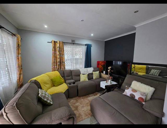 2 BEDROOM HOUSE FOR SALE IN REDCLIFFE